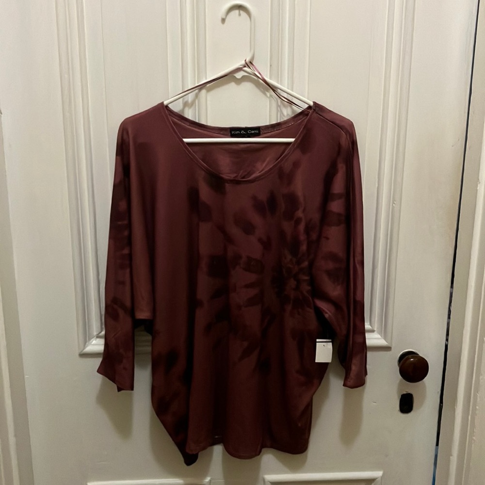 3/4 sleeve burgundy Kim&Cami top with tye dye print in size 1x
